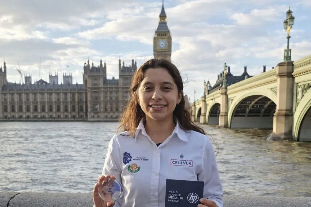 Valeria Palacios, estudiante del Tecnológico de Veracruz, premiada en Londres por su proyecto ambiental con inteligencia artificial