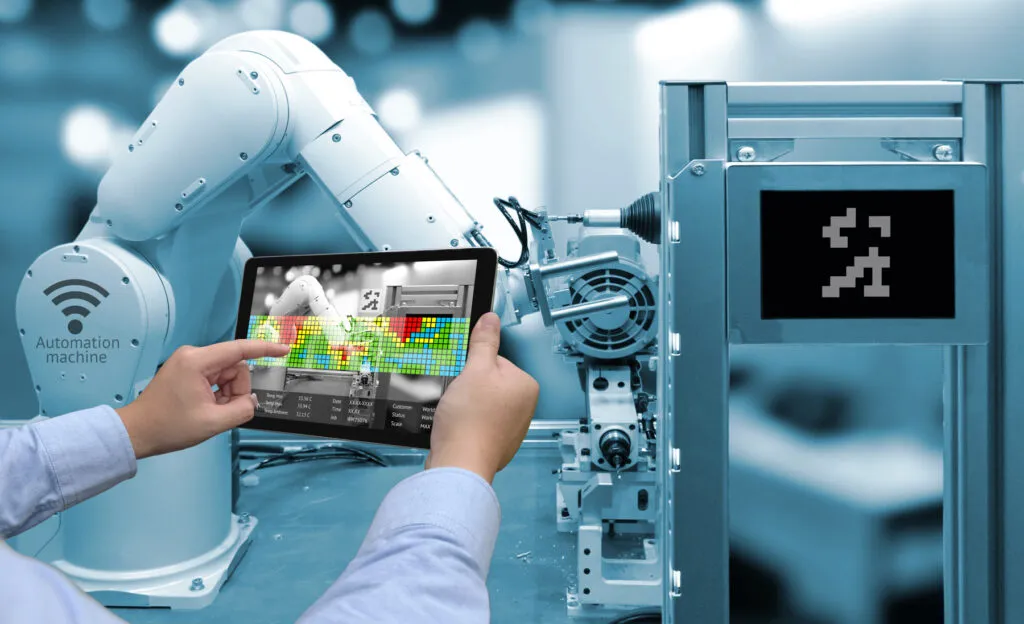 Programas de educación en manufactura en Estados Unidos fortalecen habilidades técnicas y liderazgo industrial entre trabajadores del sector.