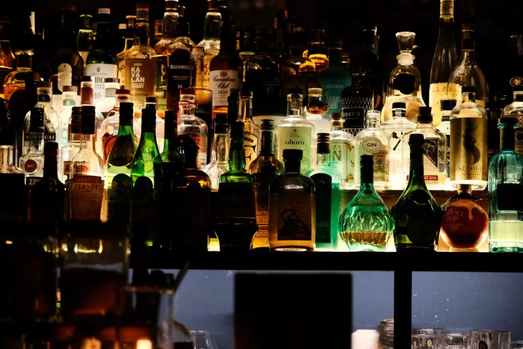 Ilustración de estudiantes adolescentes recibiendo educación sobre el consumo de alcohol y medios de comunicación