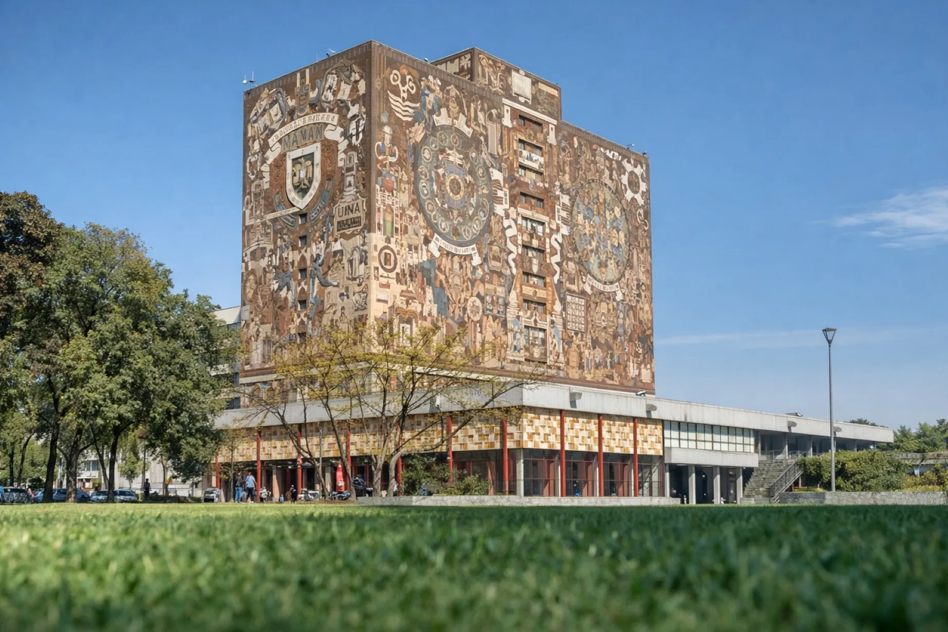 Fachada de la UNAM representando su ascenso en ranking internacional educativo