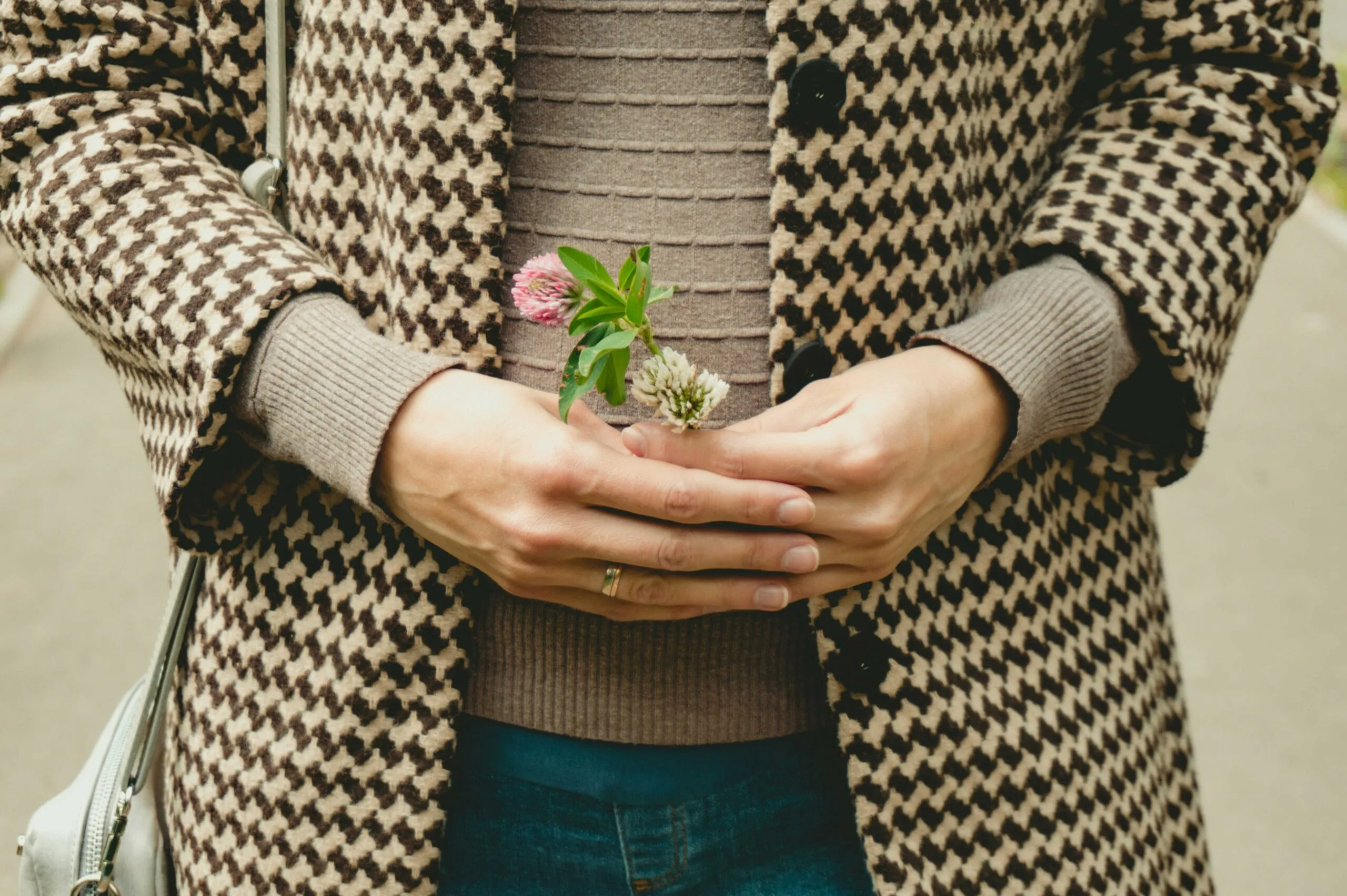 Mujer mexicana en etapa de perimenopausia, reflexionando sobre los síntomas de la perimenopausia en un entorno natural