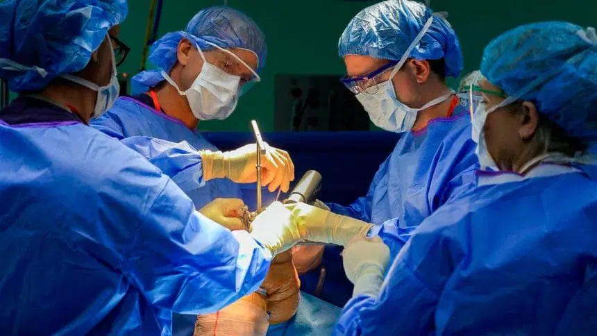 Reparación articular avanzada mediante técnica artroscópica en hospital universitario de Estados Unidos