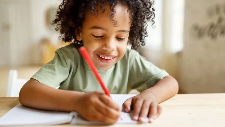 Niños en aula boliviana leen libros impresos y escriben a mano, reflejando la política de lectura en papel y escritura a mano en 2026.