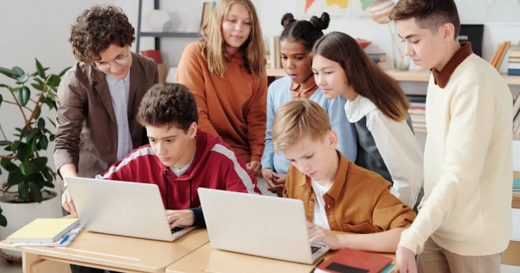Jóvenes participando en foro universitario sobre co-creación educativa y transformación de la educación superior