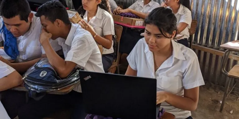 Computadoras para bachilleres en El Salvador utilizadas en educación superior para reducir brecha digital en 2026