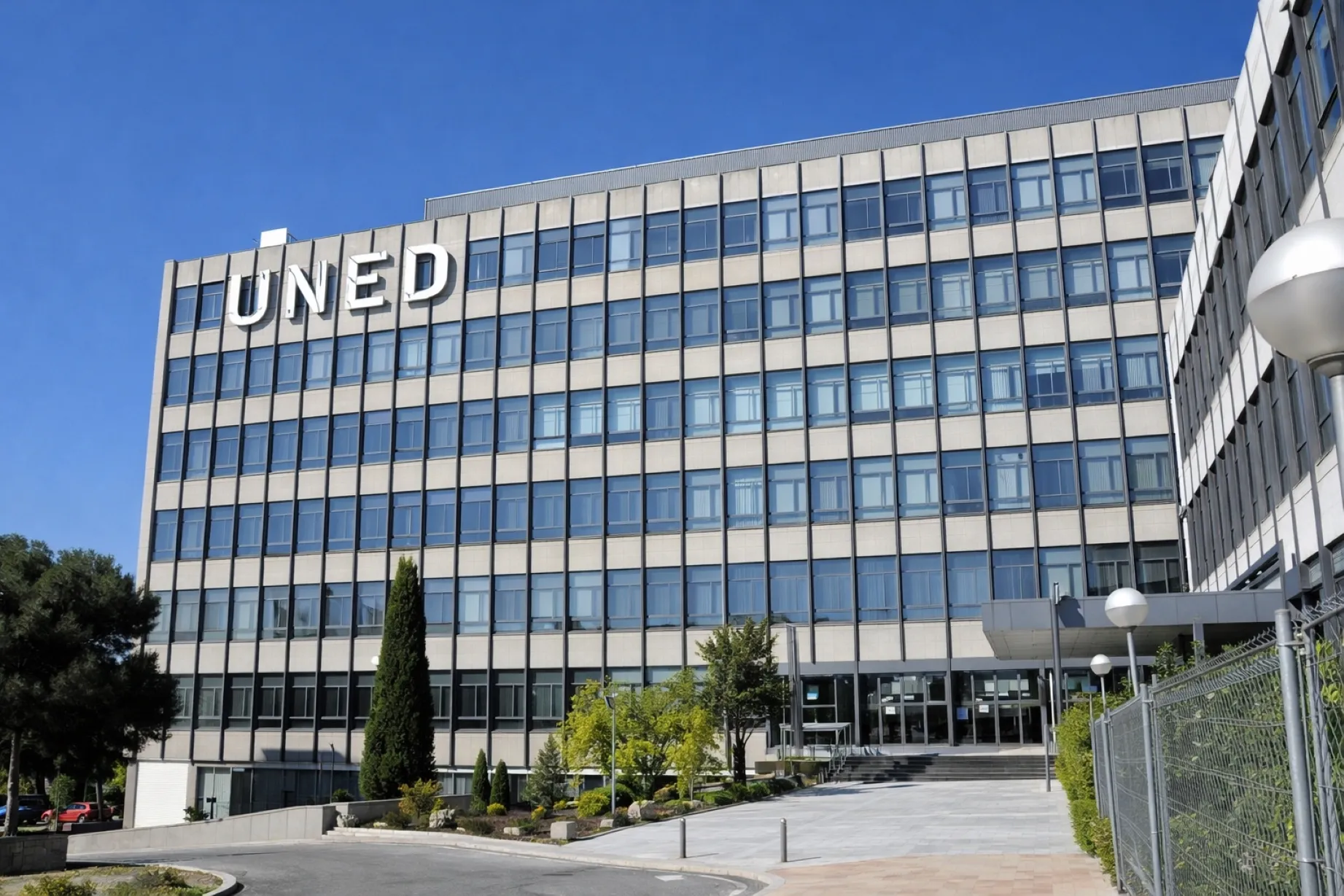 Fachada de la UNED Ponferrada que impulsa un proyecto de comunicación social y divulgación educativa