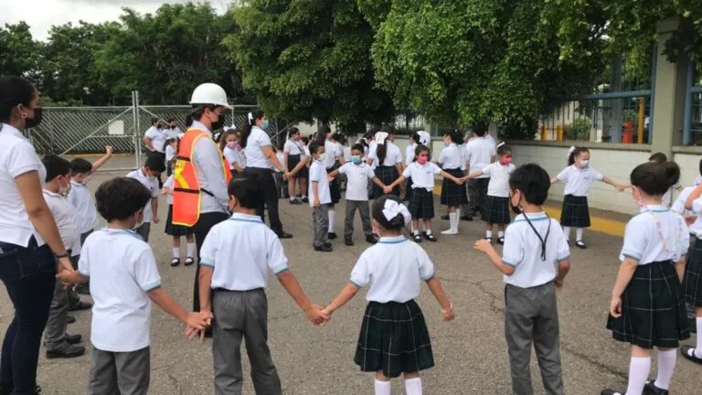 Estudiantes y docentes en México aplican educación en emergencias con mapeo de riesgos para fortalecer continuidad educativa