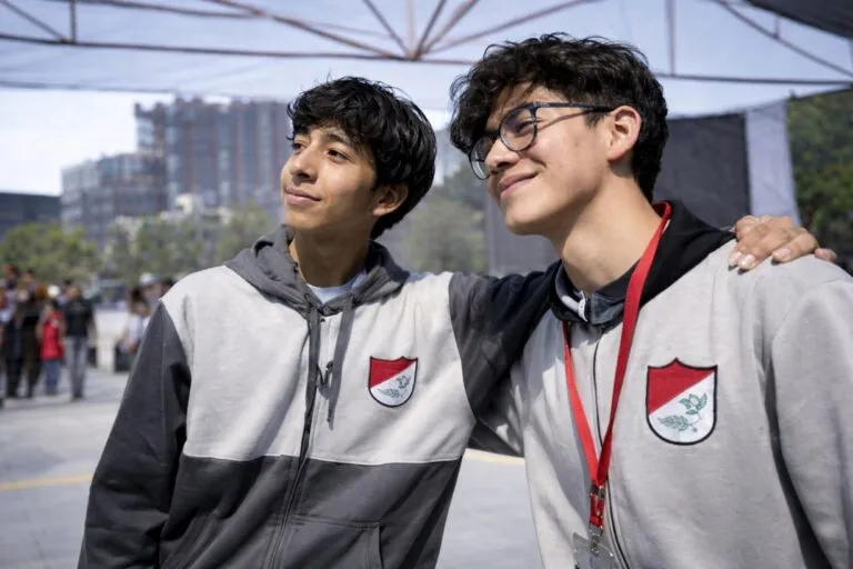 Estudiantes en México accediendo a educación flexible con dispositivos digitales en Ciberbachilleratos