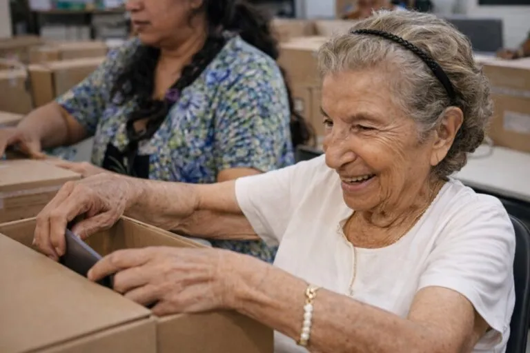 Una estudiante adulta en El Salvador utiliza tecnología educativa como parte de un programa de educación inclusiva