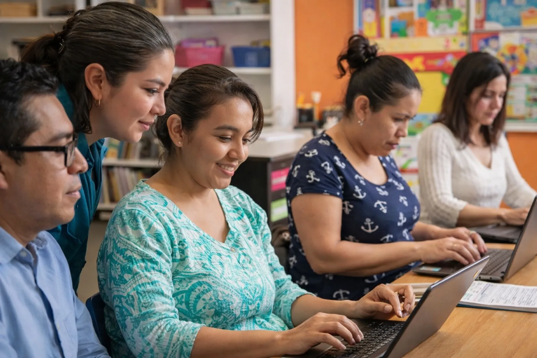 Personas adultas participando en programas de educación para adultos en San Luis Potosí, en aulas comunitarias con materiales didácticos