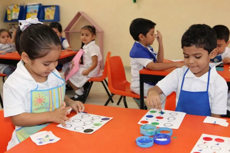 Niños y niñas de tres años en un aula de preescolar en Costa Rica durante una actividad educativa guiada