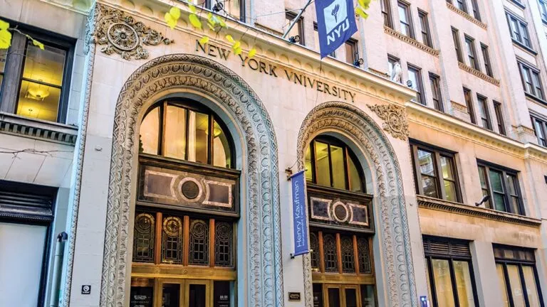 Estudiantes universitarios en campus de EE. UU. representan alianza NYU SUNY para fortalecer educación superior con innovación y métricas académicas.