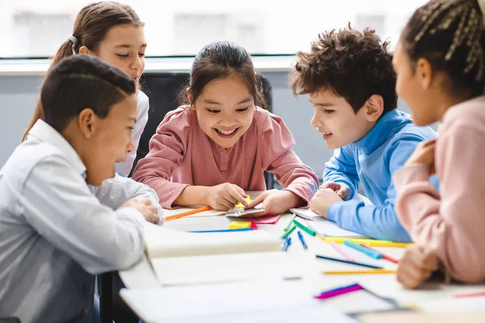 Aula de convivencia en una escuela española utilizada para la resolución de conflictos y el desarrollo de habilidades socioemocionales.