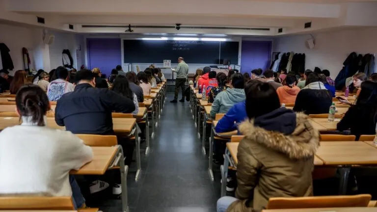 Estudiantes y profesores en una universidad de España participan en actividades de docencia y evaluación que fomentan pensamiento crítico