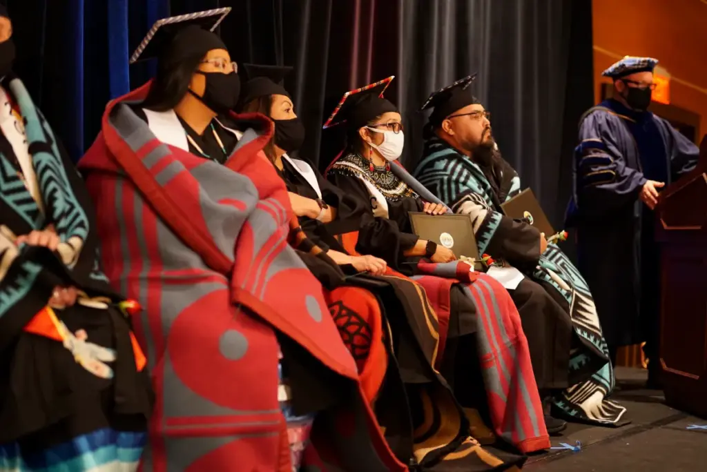 Estudiantes indígenas en ceremonia de graduación en EE. UU. reflejan récord de graduación escolar indígena y avances académicos.