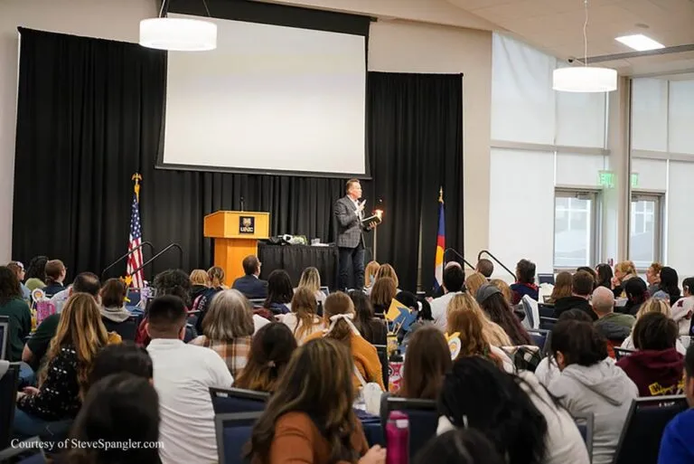 La formación docente en Estados Unidos enfrenta un debate académico sobre enfoques pedagógicos y el uso de evidencia en las escuelas de educación.