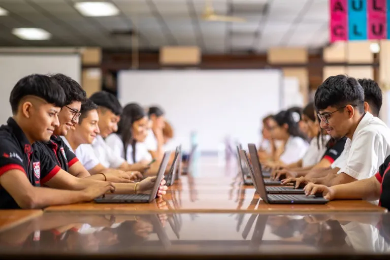 La inteligencia artificial en la educación pública de El Salvador impulsa el aprendizaje digital y el apoyo académico en aulas escolares.
