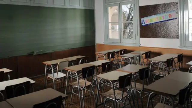 Aula de escuela primaria en Argentina refleja caída proyectada de matrícula escolar Argentina y posible reducción de alumnos por docente.