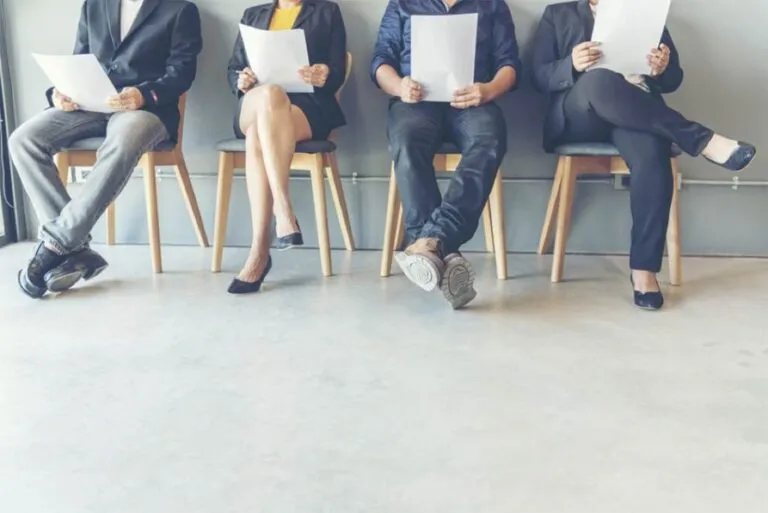 El mercado laboral en México muestra menor desempleo, mayor informalidad y menos empleos bien pagados, según datos recientes.