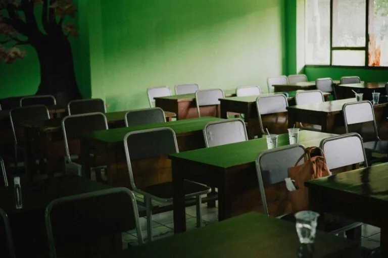 Salón de clases vacío en escuela mexicana, reflejo del reto demográfico y percepción negativa sobre la educación básica