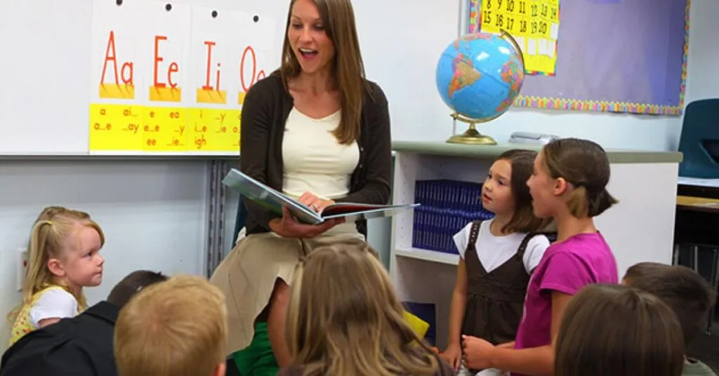 Docente guía práctica de lectura con método fonético, reflejando el milagro de Mississippi y sus lecciones para Latinoamérica.