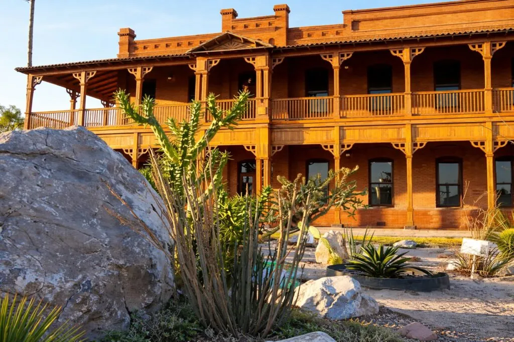 Fachada principal del Museo de los Metales en Torreón, rodeada de vegetación desértica y rocas