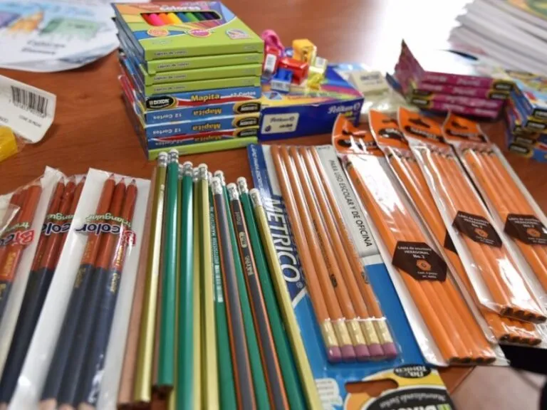 Adultos en modalidad flexible reciben paquetes escolares en El Salvador como parte de política de inclusión educativa