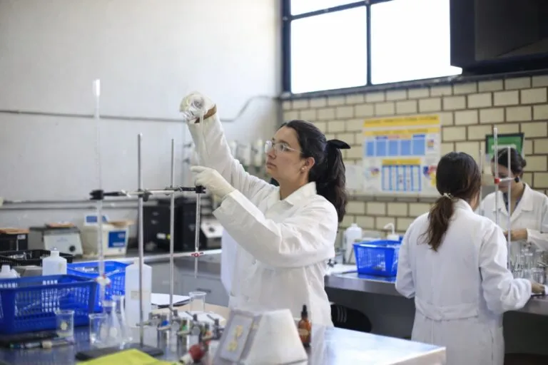 Estudiantes de CULagos en charla informativa sobre la baja demanda de carreras y la diversificación de su oferta académica
