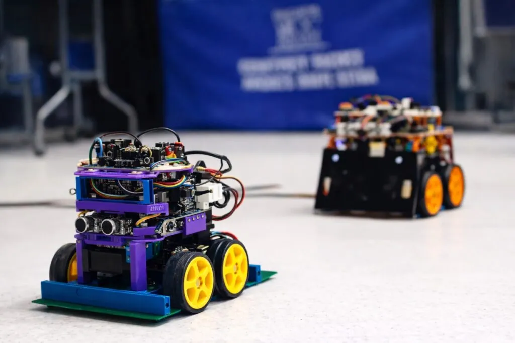 Jóvenes en Nuevo León utilizando kits de robótica educativa para desarrollar habilidades tecnológicas