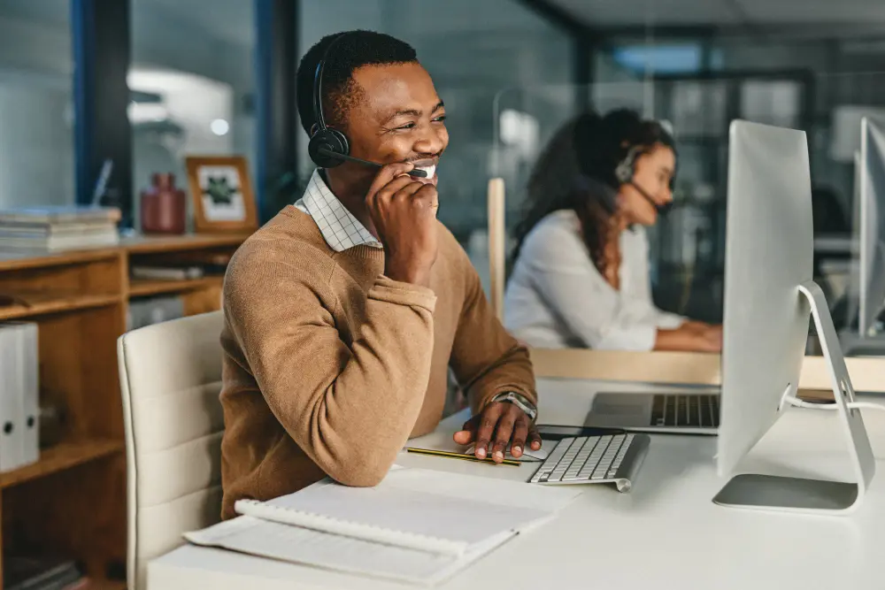 Interacción de atención al cliente en redes sociales en EE.UU. con perfil personalizado que mejora satisfacción y confianza