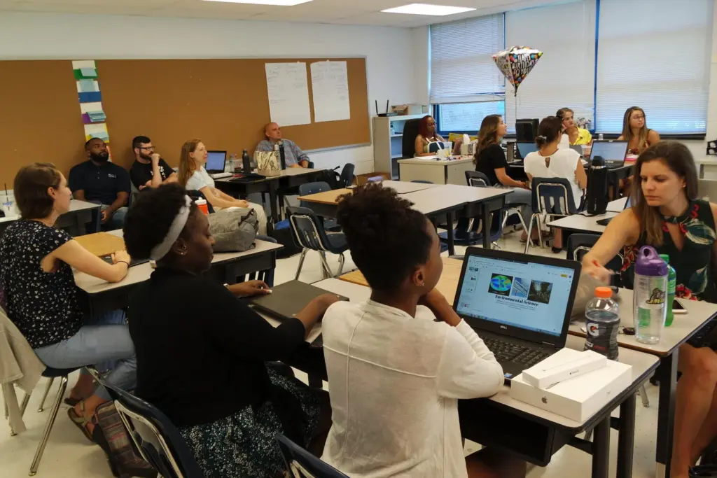 Universitarios colaboran en proyectos reflejando tendencias educativas 2026 y preparación laboral con habilidades críticas y tecnología.