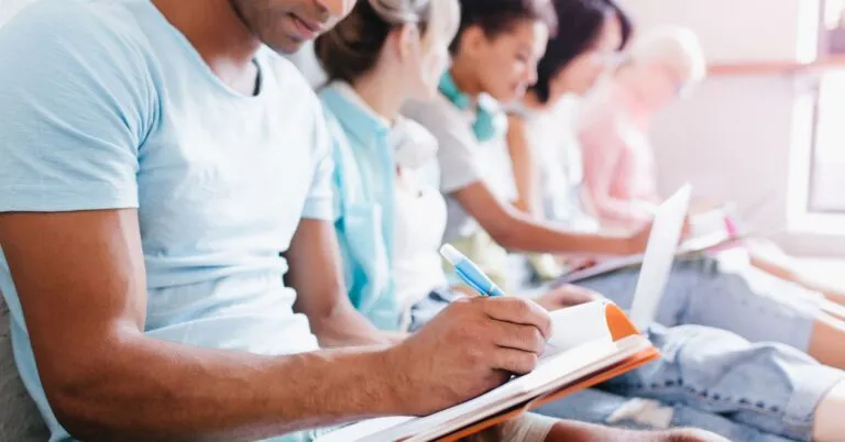 Transición educación al trabajo en América Latina con jóvenes en formación técnica y habilidades para empleo decente