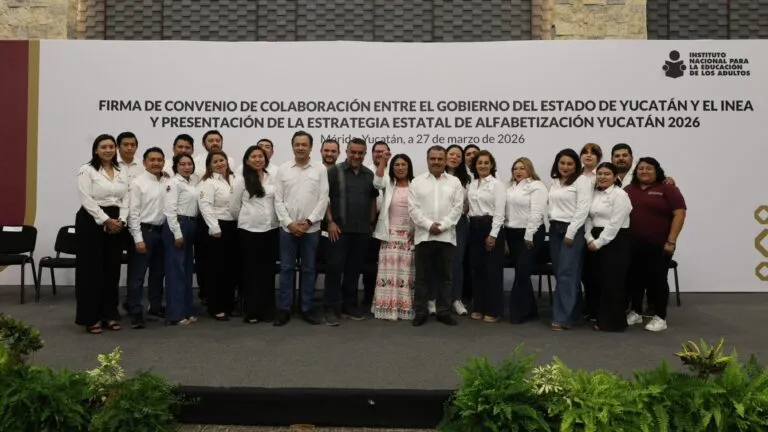 alfabetización en Yucatán con adultos aprendiendo a leer y escribir en programa educativo comunitario