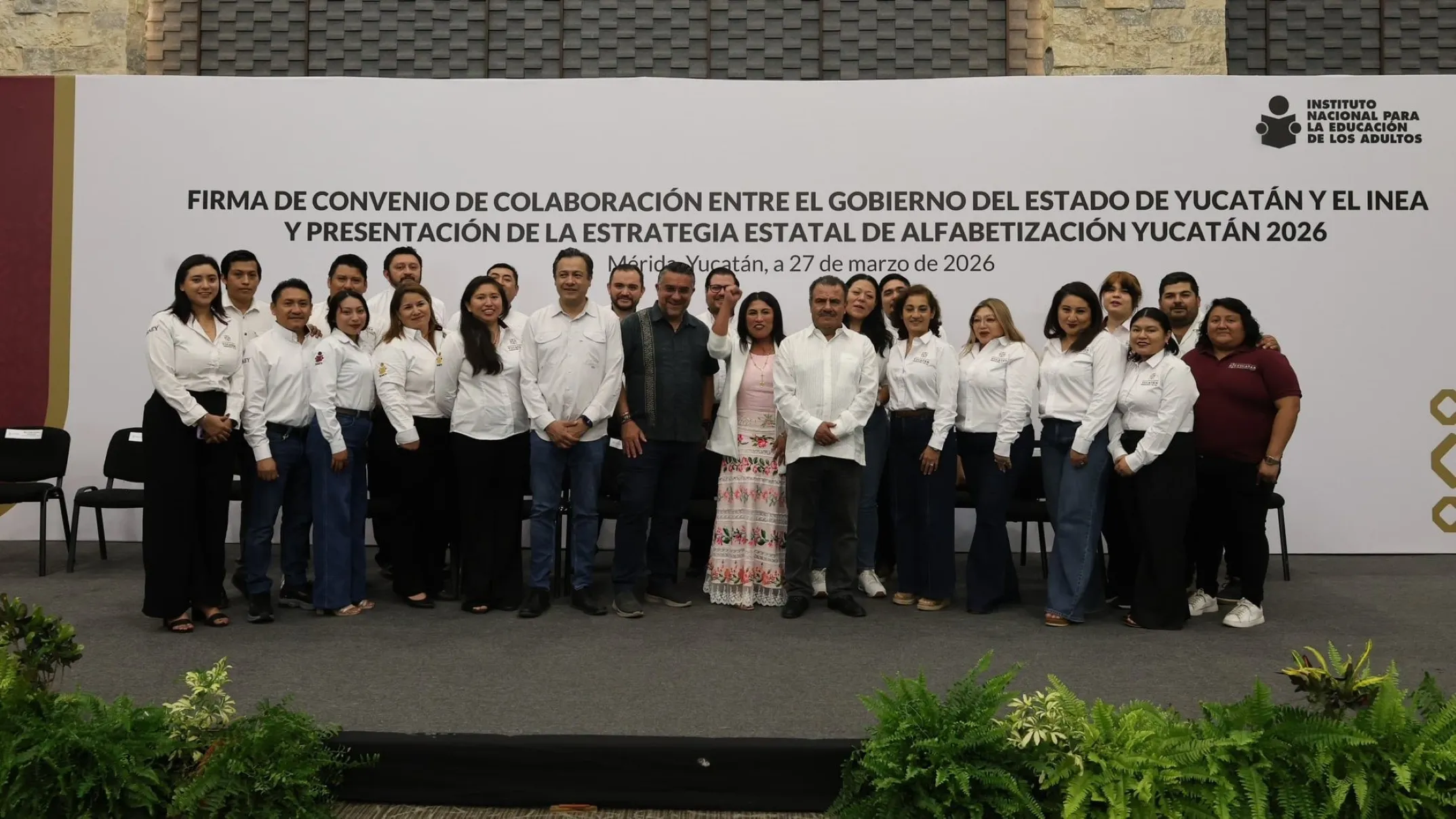 alfabetización en Yucatán con adultos aprendiendo a leer y escribir en programa educativo comunitario