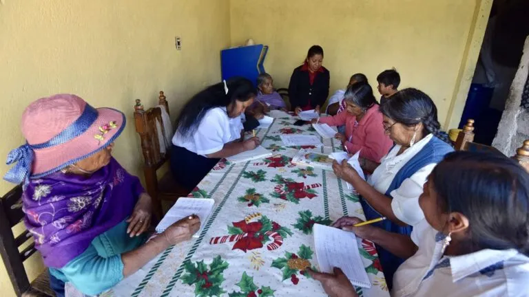analfabetismo en México en comunidades rurales con adultos aprendiendo a leer y escribir en programas educativos