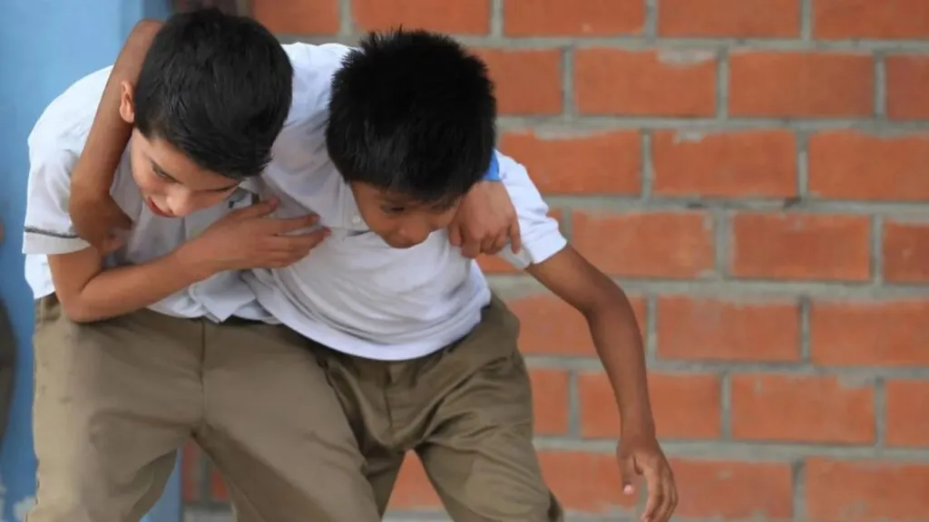 bullying en México con estudiante afectado emocionalmente en aula reflejando impacto en rendimiento escolar y bienestar