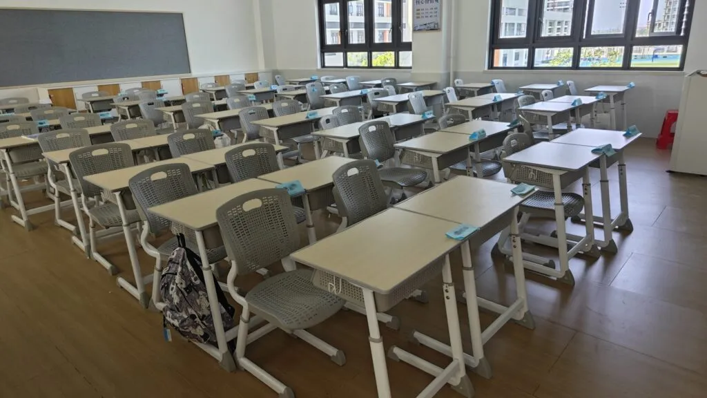 Aula escolar vacía representa el cierre de escuelas en Hong Kong debido a la disminución de estudiantes en educación primaria.