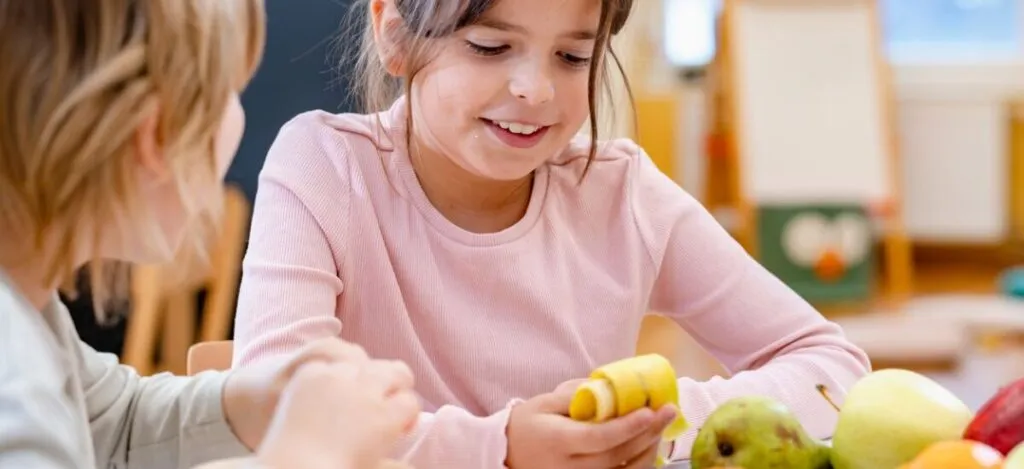 Estudiantes en Bután reciben comidas escolares nutritivas que mejoran nutrición, asistencia y aprendizaje en el sistema educativo.