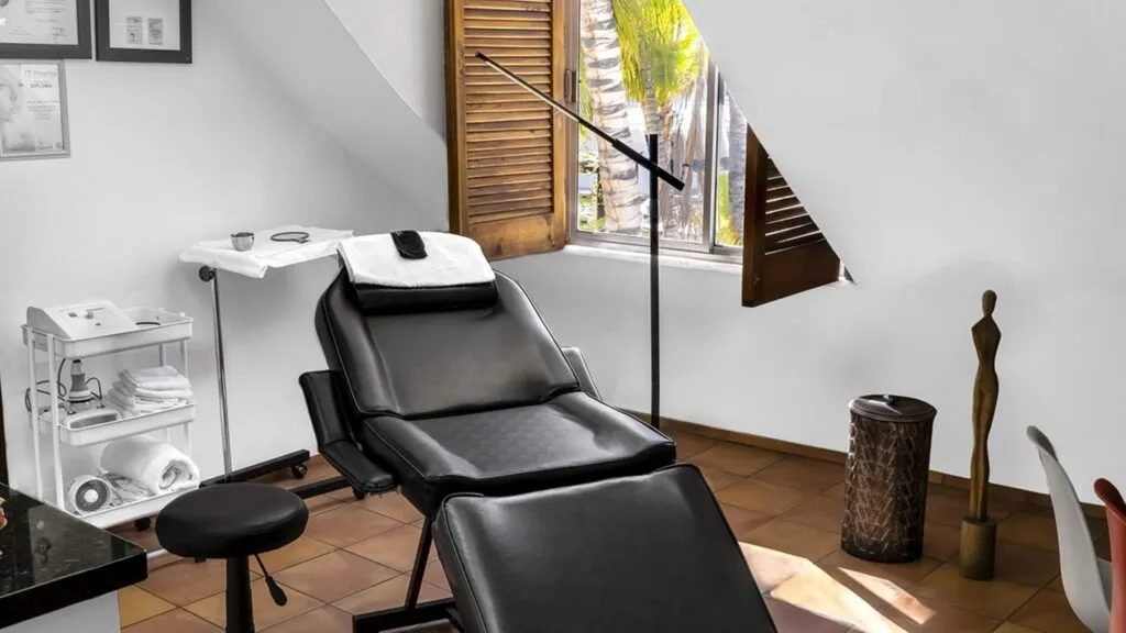 Cirugía estética en México realizada en clínica médica que refleja riesgos por formación exprés y falta de especialización