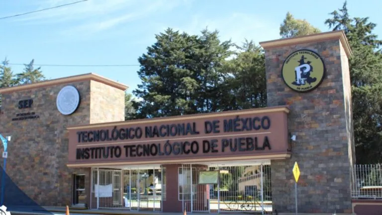 deserción en educación tecnológica en Puebla con estudiantes en aula universitaria enfrentando retos de permanencia académica