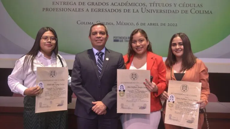 Mujeres profesionistas en oficina reflejan la desigualdad laboral que limita el acceso de mujeres graduadas a empleos formales en México.