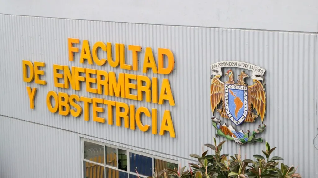 Facultad de Enfermería y Obstetricia de la UNAM donde se implementa la educación a distancia en enfermería en México