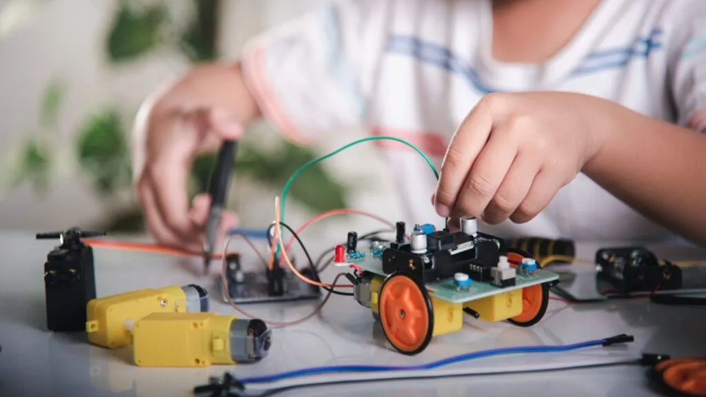 educación básica en México con estudiantes aprendiendo habilidades digitales y financieras en el aula moderna