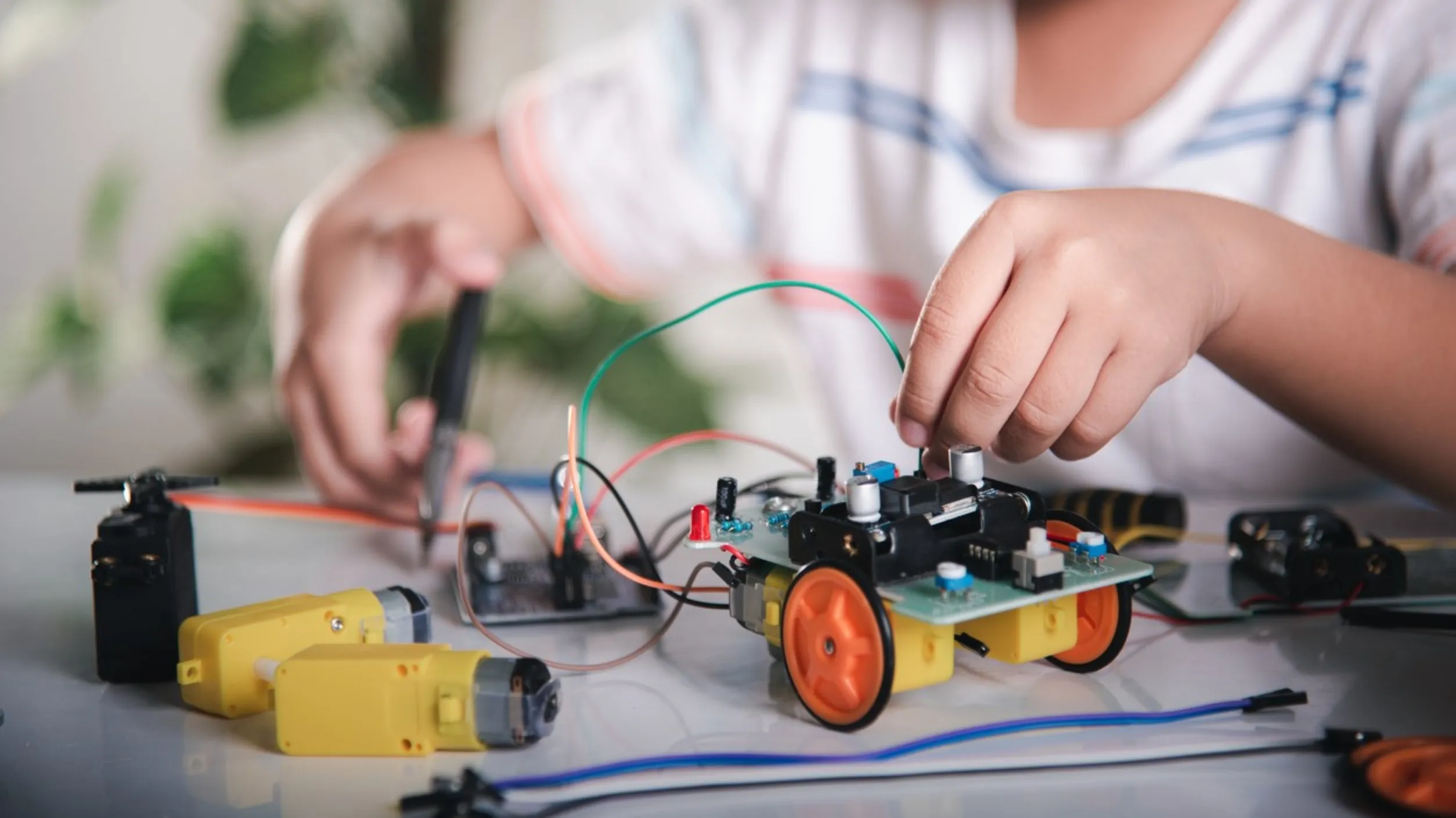 educación básica en México con estudiantes aprendiendo habilidades digitales y financieras en el aula moderna