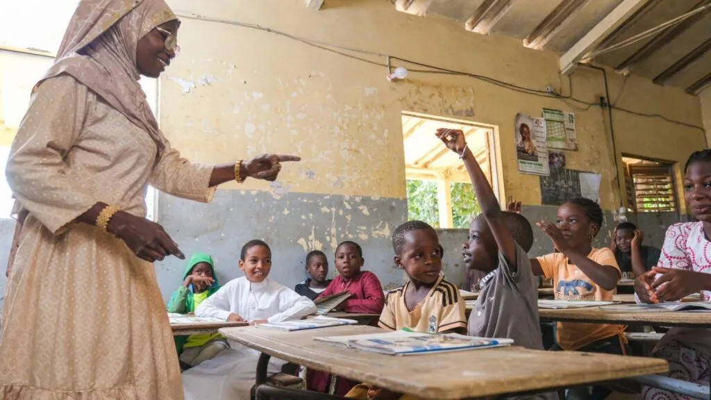 estudiantes en aula participando en educación bilingüe en Senegal con enseñanza en lengua local y francés