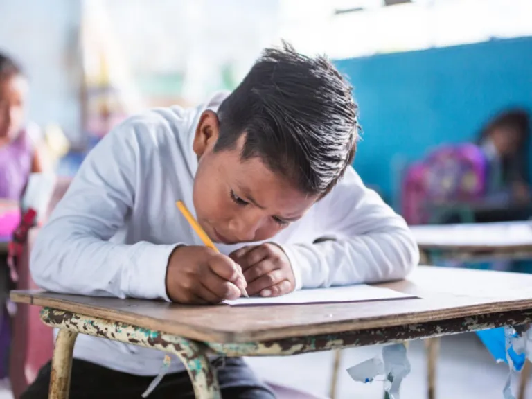 Contraste entre escuela rural y urbana muestra desigualdad territorial en educación en México y acceso desigual a oportunidades educativas