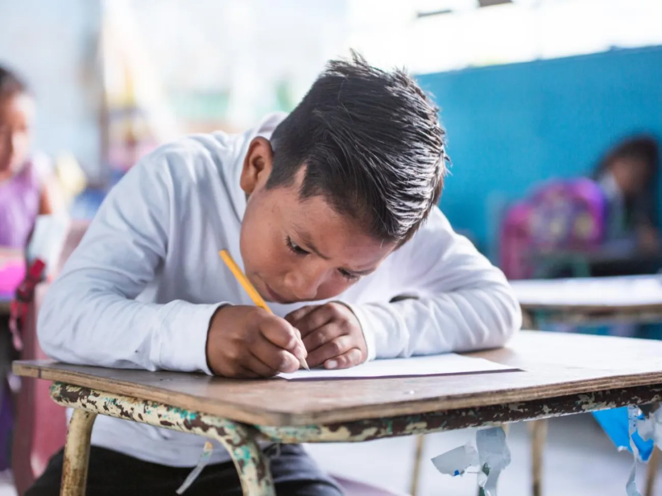 Contraste entre escuela rural y urbana muestra desigualdad territorial en educación en México y acceso desigual a oportunidades educativas