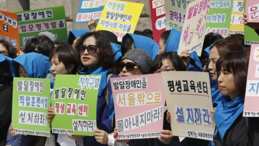 educación especial en Corea del Sur en aula preescolar con niños y docentes trabajando en inclusión educativa