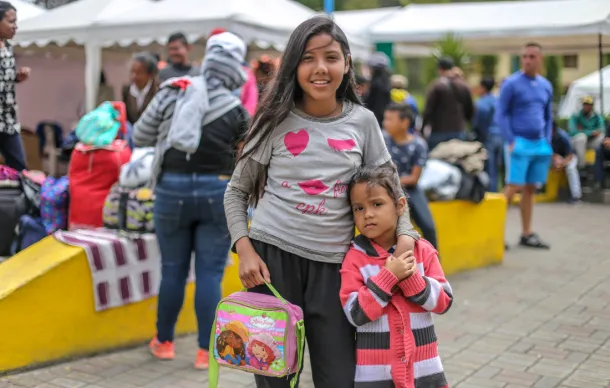 Estudiantes latinoamericanos preparándose para estudiar en el extranjero dentro del crecimiento de la educación internacional en América Latina.