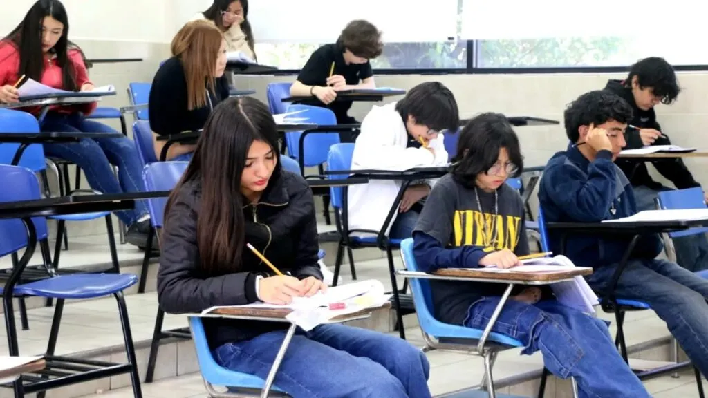 Estudiantes de educación media superior realizando un examen en aula escolar refleja los desafíos del rezago en educación media superior en México.